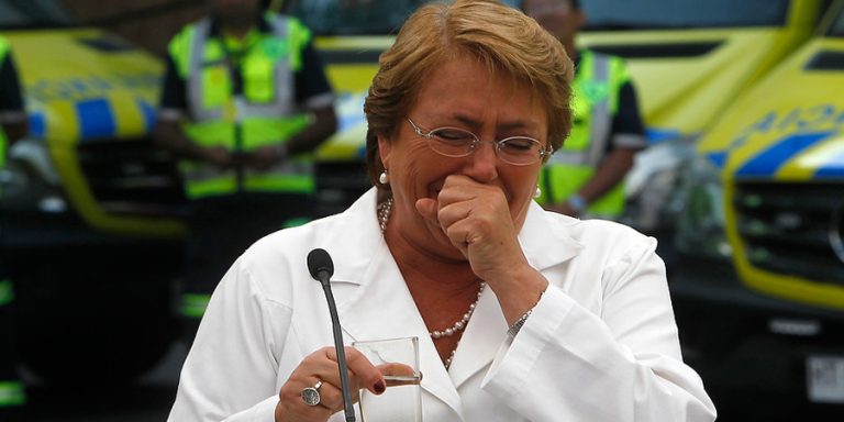 [VIDEO] Manifestantes funan a la presidenta