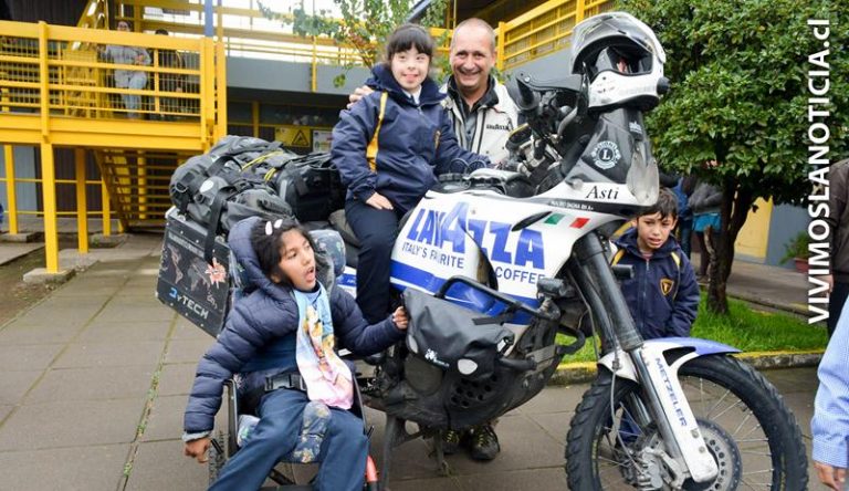 Viajero que recorre el mundo promoviendo la inclusión visitó Curicó