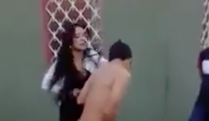 [VIDEO] Mujer colombiana obligó a desnudarse a ladrón en plena calle