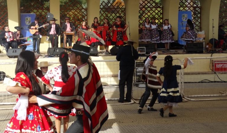 Bailaron 274 cuecas en honor a la fundación de Cauquenes