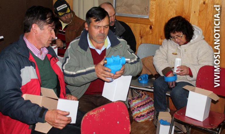 Reparten estanques de agua en localidad de Montecillos