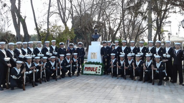 Armada de Chile dona busto de Arturo Prat a la comuna de Maule