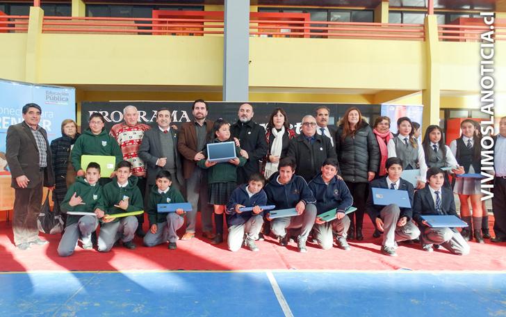 Gobierno entrega computadores personales a alumnos pelluhuanos