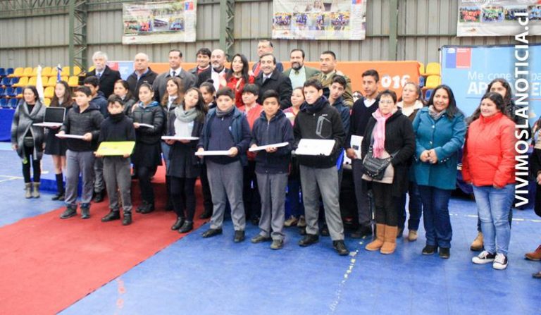 Junaeb entregó computadores a 87 estudiantes rauquinos