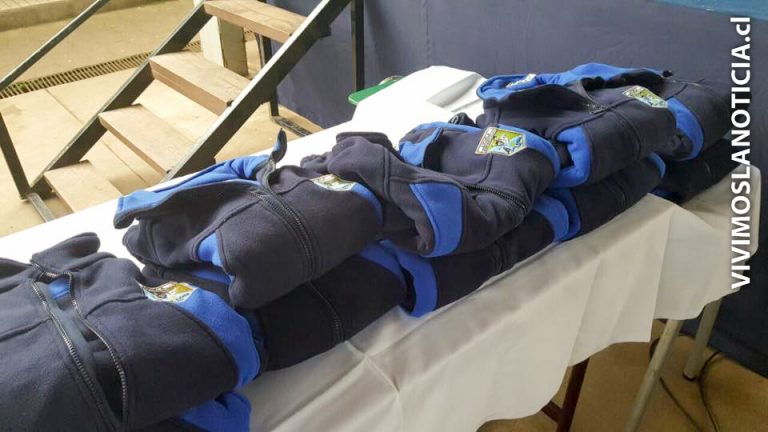 Entregan ropa de invierno a niños de colegio tenino