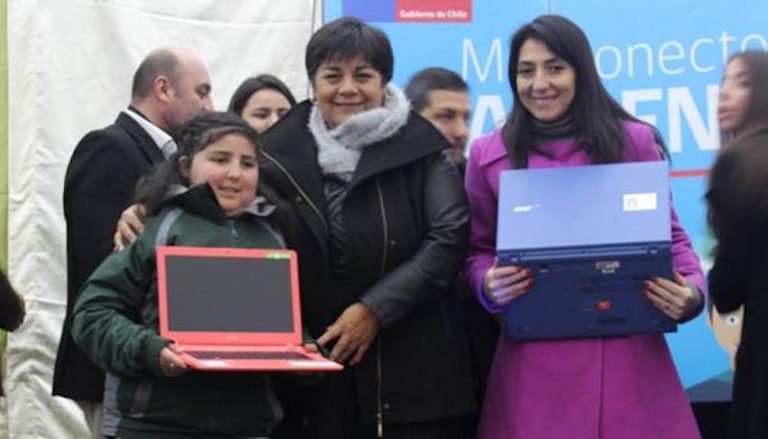 Entrega de computadores del programa “me conecto para aprender” en Teno