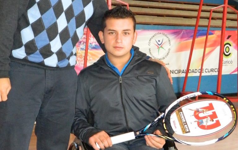 Tenista curicano recibe apoyo de la Corporación de Deportes