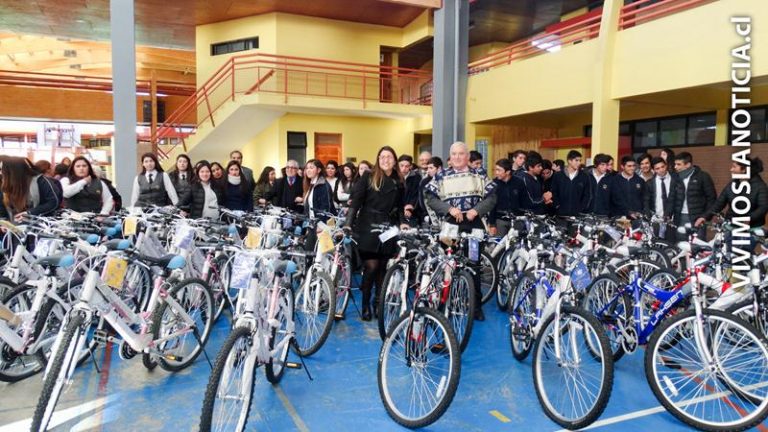 Alumnos pelluhuanos recibieron cascos y bicicletas