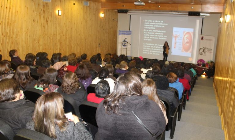 Mujeres curicanas participaron de charla en materia de salud y prevención