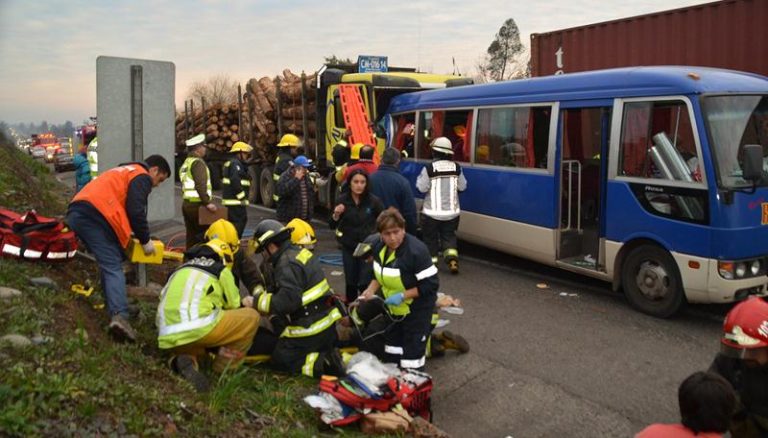 Colisión de camión y minibús deja 12 lesionados