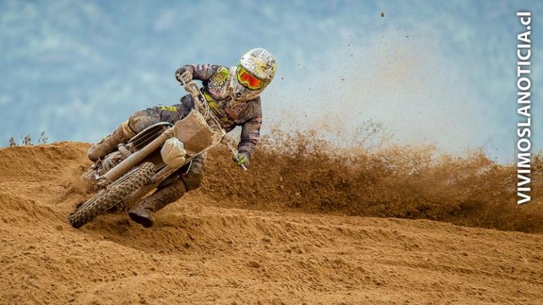 Dura multimarca del motociclismo en Laguna Carén