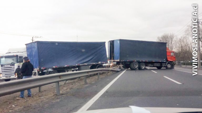 [FOTOS] Accidente provoca corte total de tránsito frente a Romeral