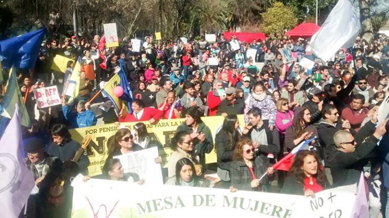 Masiva marcha familiar contra las AFP en Curicó