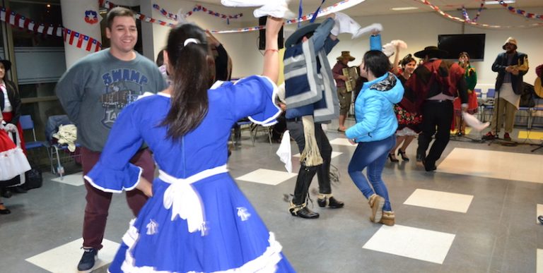 Comunidad educativa universitaria aprendió a bailar cueca
