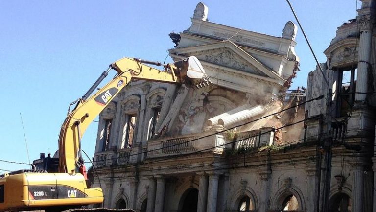 Demolieron centenario edificio del Club La Unión de Curicó