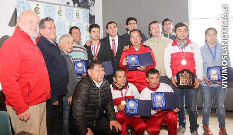 Entregan reconocimiento a deportistas curicanos