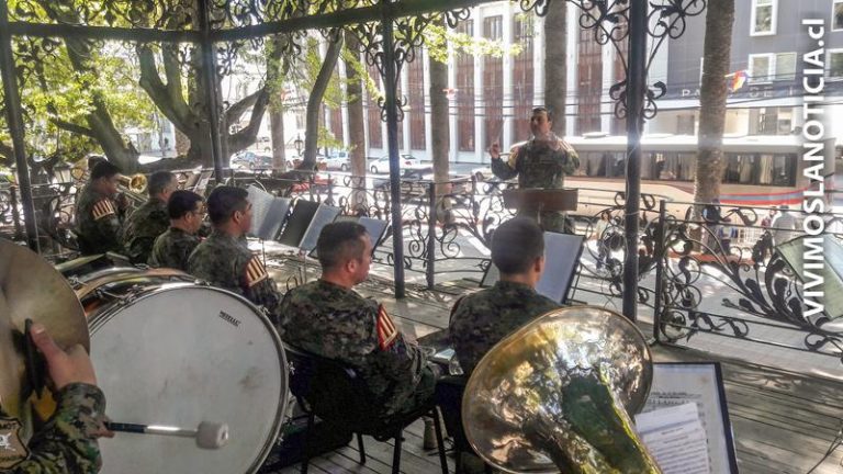 Banda instrumental del regimiento Colchagua brindó retreta en Curicó