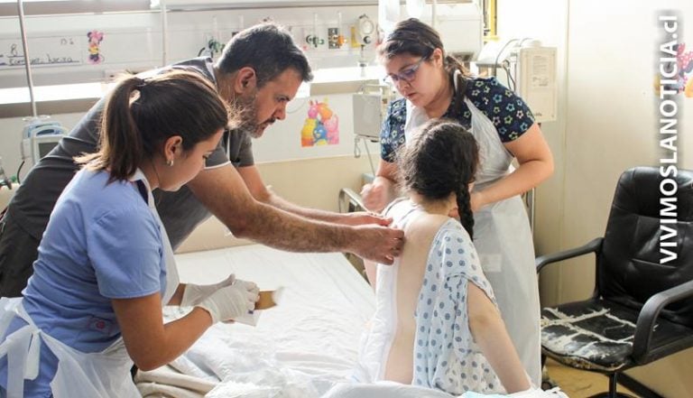 Médicos curicanos realizan primera cirugía de escoliosis
