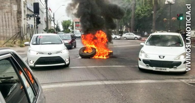 [VIDEO] Desconocidos instalaron barricada en el centro de Curicó