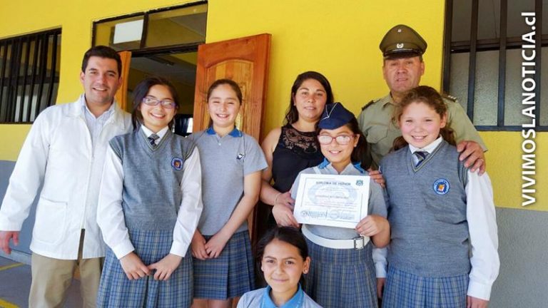 Carabineros premia a brigadista escolar destacada de Curicó