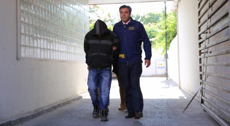 Detienen in fraganti a sujeto que robaba radio de un auto