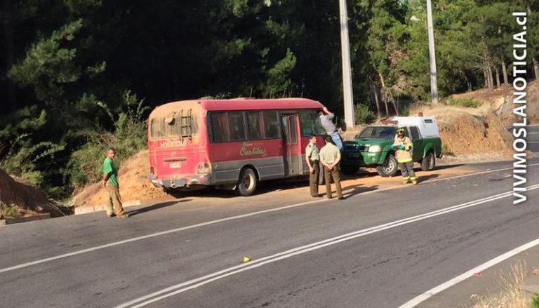 Minibús con pasajeros se estrelló contra ladera de cerro