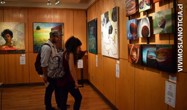 Pinturas y esculturas se exhiben en galería del arte