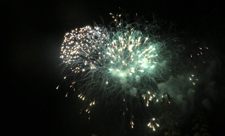 Con show pirotécnico en el río Talca recibió el 2017