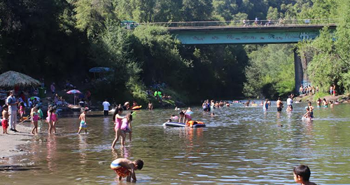 Centenares de personas disfrutan del balneario de Potrero Grande