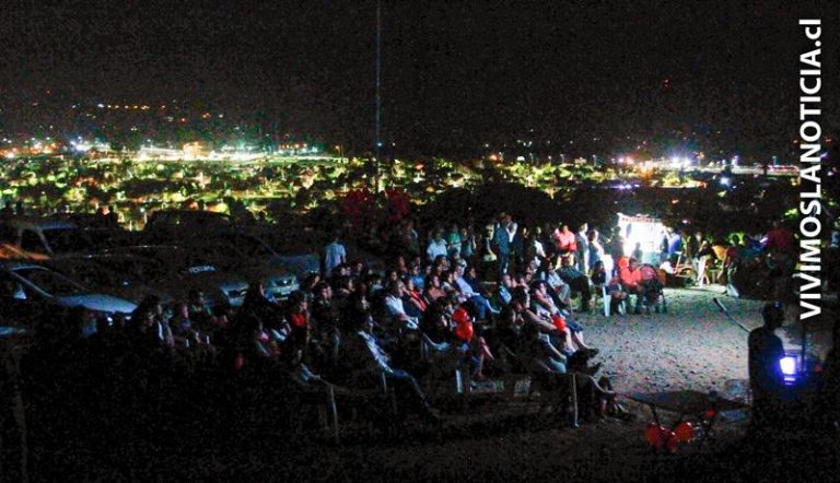 Curicanos celebraron el día de los enamorados con autocine