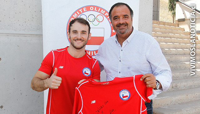 Tomás González obsequió polera Team Chile a damnificados