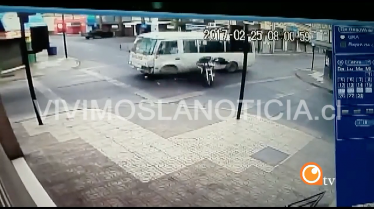Video registra impactante colisión de motorista con minibús