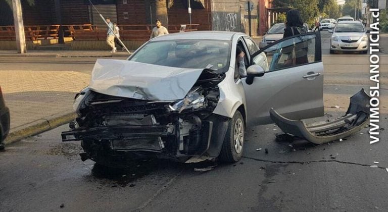 Imprudencia genera violento choque en el centro de Curicó