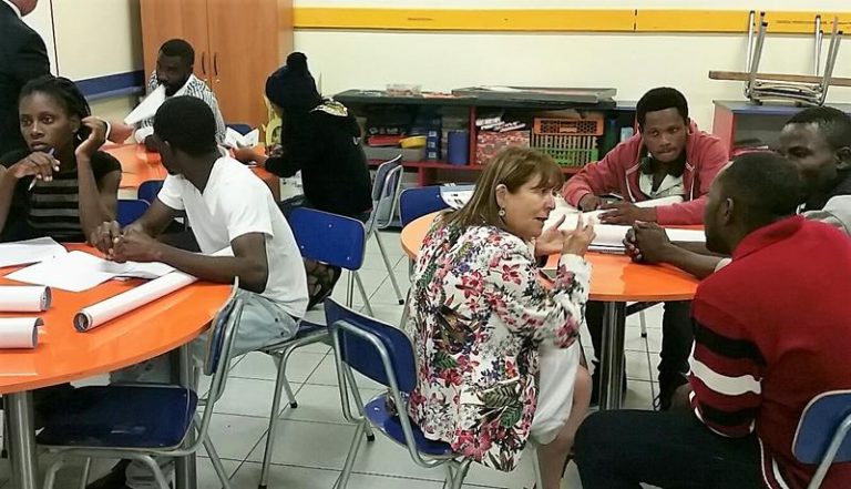 Haitianos residentes en Curicó están aprendiendo español