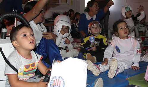 Niñas y niños de la JUNJI visitan la luna en el Día de la Astronomía