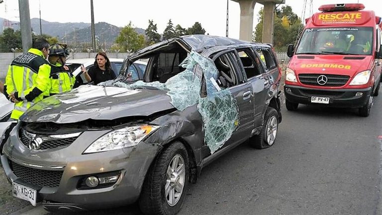 Milagrosa escapada de mujeres en volcamiento carretero