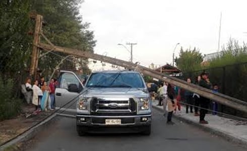 INSÓLITO: Conductor quiso ayudar en accidente y sacó la peor parte