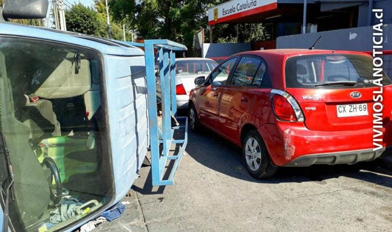 Imprudencia de conductor causa choque y volcamiento