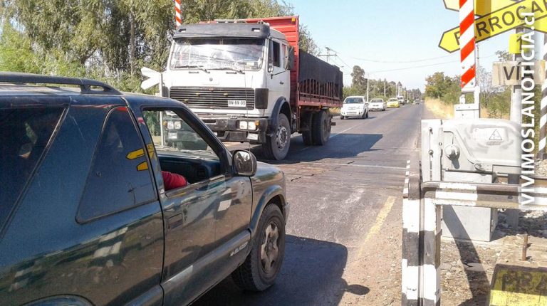 Advierten peligros en cruce ferroviario hacia Pelarco