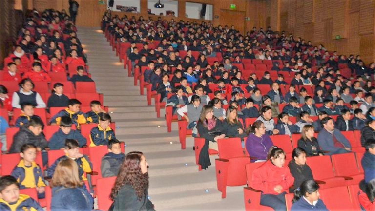 Con un “cuenta cuentos” estudiantes curicanos celebraron el día internacional del libro