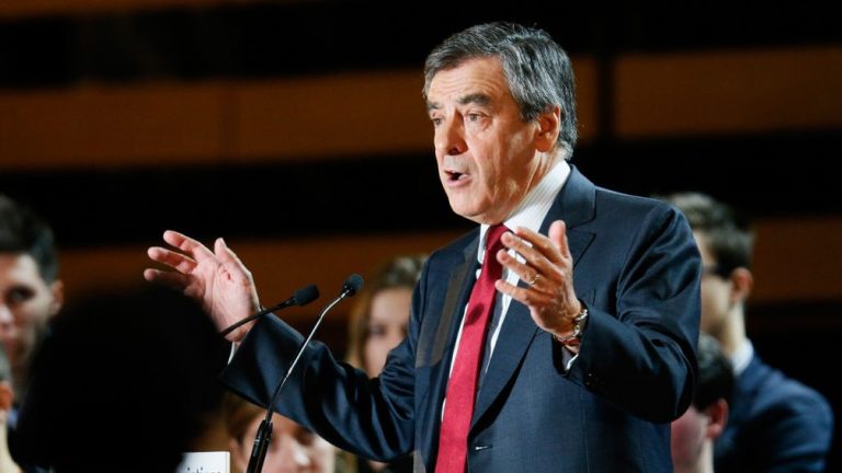 Francia: Lanzan harina a François Fillon antes de realizar discurso