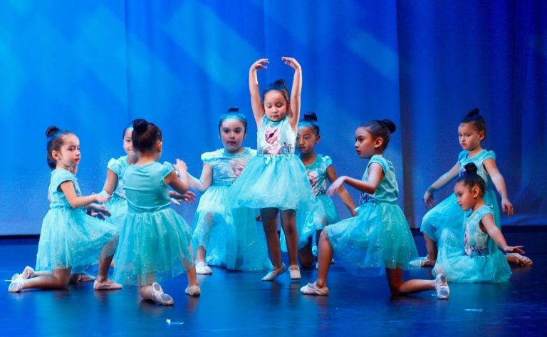 Curicó celebró el día internacional de la danza