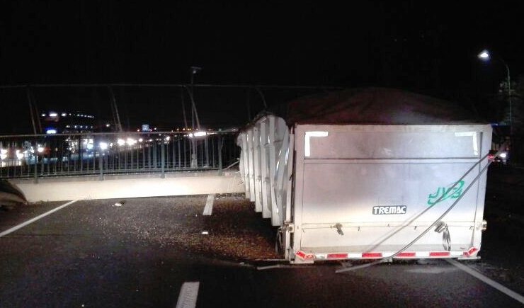 Camión derribó pasarela peatonal frente a Talca