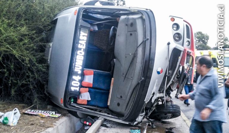 Un muerto y 22 lesionados deja volcamiento de microbús en Viña del Mar