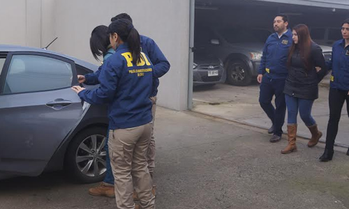 PDI  detiene a 2 mujeres por estafa y recupera 3 camionetas