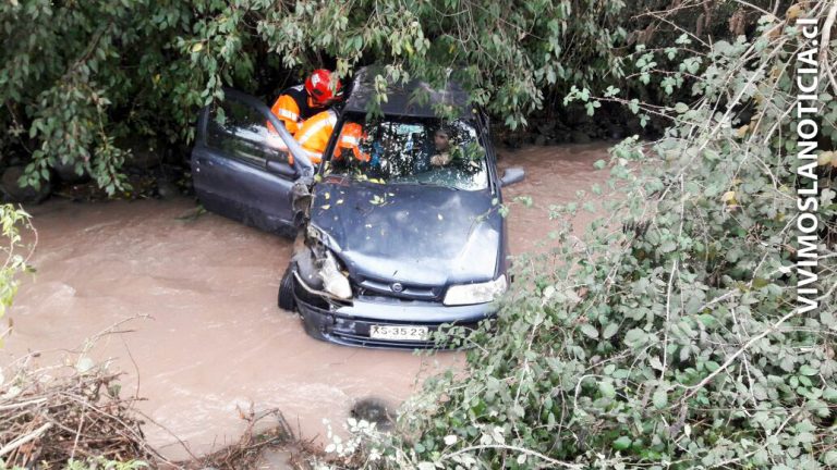 Auto cayó a canal tras protagonizar accidente en Romeral