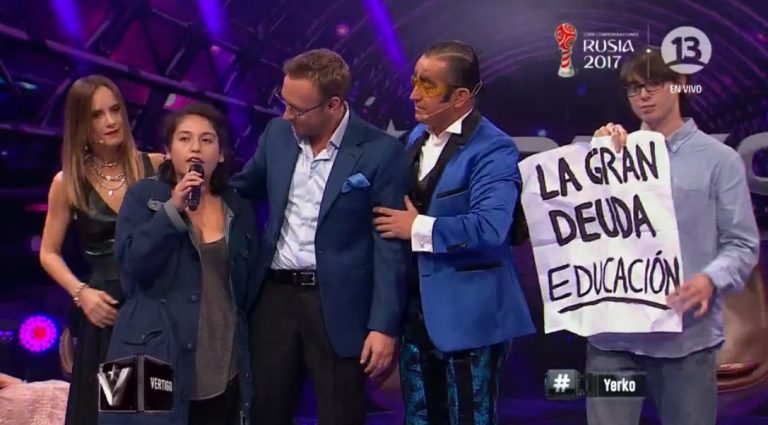 Estudiantes interrumpen rutina de Yerko Puchento en Vértigo