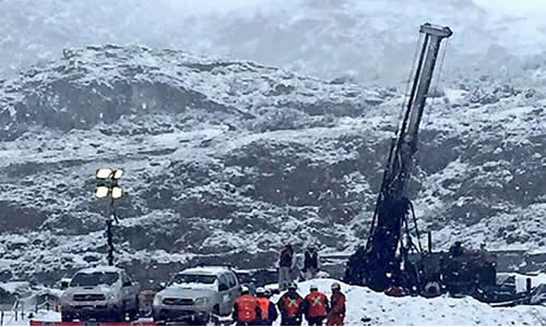 Continúa búsqueda de los dos mineros atrapados en Chile Chico