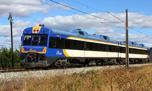 Colectivero con pasajeros quedó detenido en cruce ferroviario y casi fue arrollado por tren