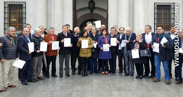 Alcaldes se manifiestan por millonarias demandas de los profesores